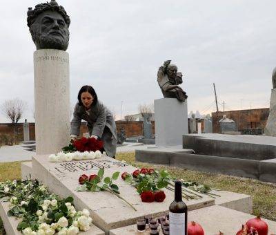 Ժաննա Անդրեասյանը ծաղիկներ է խոնարհել Փարաջանովի հիշատակին