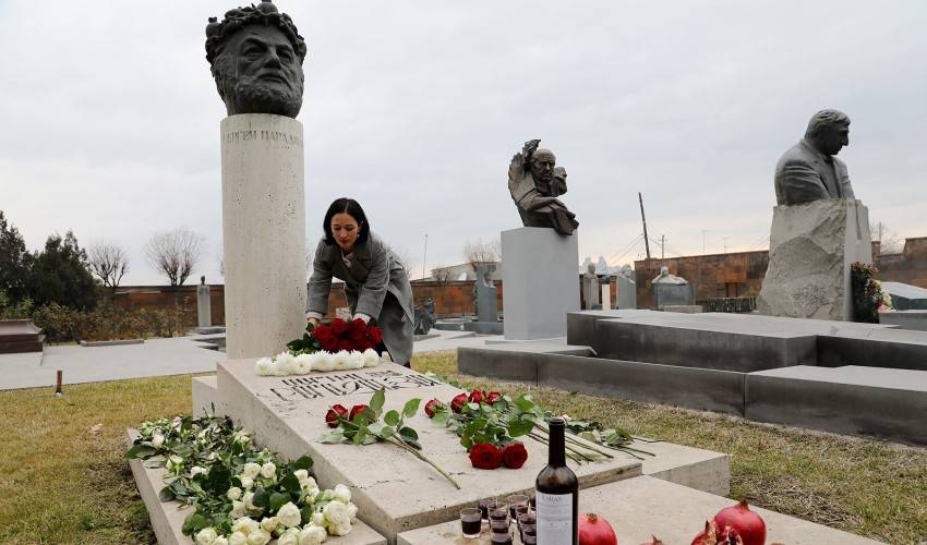 Ժաննա Անդրեասյանը ծաղիկներ է խոնարհել Փարաջանովի հիշատակին