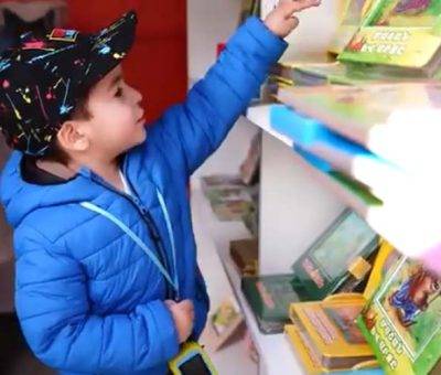 Գիրք ընտրող երեխա