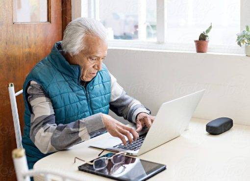 Տարեց մարդը համակարգչի առջեւ