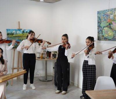 Ջութակահարները Ապարանի «ԱլտերաԼաբ» երիտասարդական կենտրոնի բացման ժամանակ
