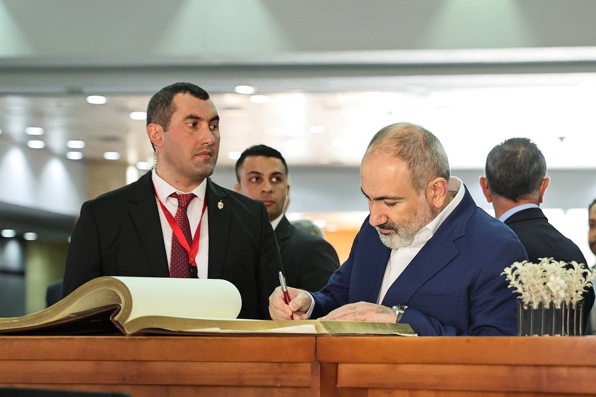 Նիկոլ Փաշինյանն ու թիկնապահը Եգիպտոսի ազգային թանգարանում