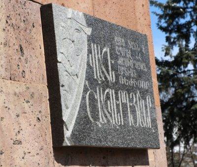 Վահե Շահվերդյանի հուշաքարը Վանաձորում