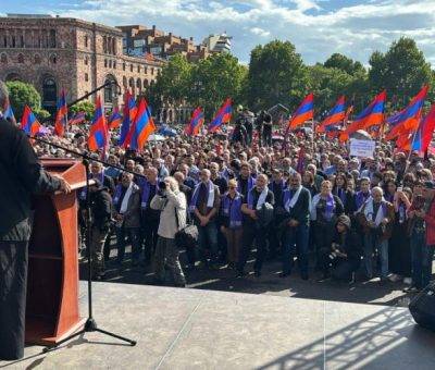 Բագրատ սրբազանը Հանրապետության հրապարակում՝ հանրահավաքի ժամանակ