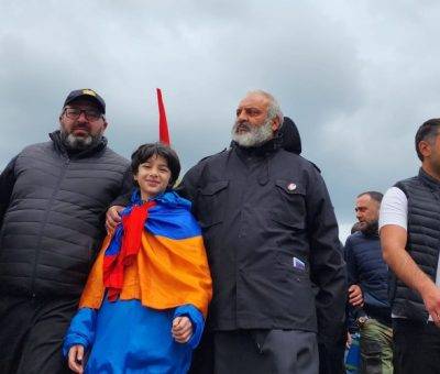 Գառնիկ Դանիելյանն ու , Նիկոլ Ղուկասյանը Բագրատ սրբազանի հետ երթի ժամանակ (6 մայիսի, 2024)
