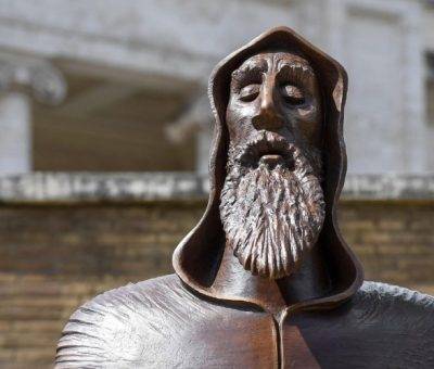 Գրիգոր Նարեկացու արձանը Վատիկանում