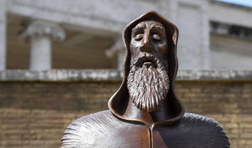 Գրիգոր Նարեկացու արձանը Վատիկանում