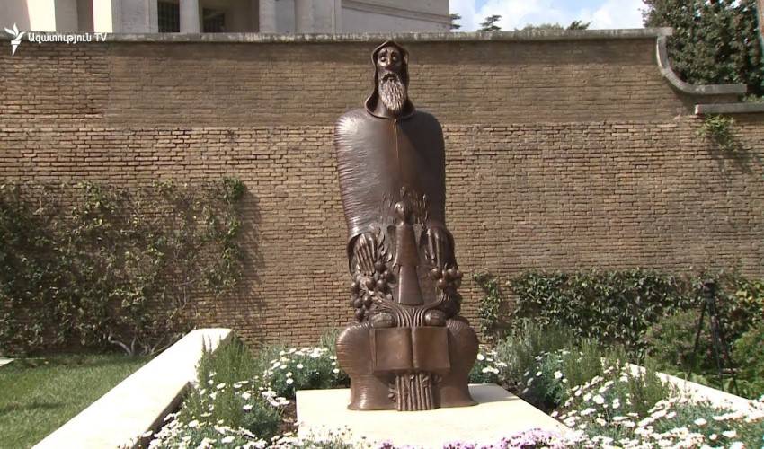 Գրիգոր Նարեկացու արձանը Վատիկանում
