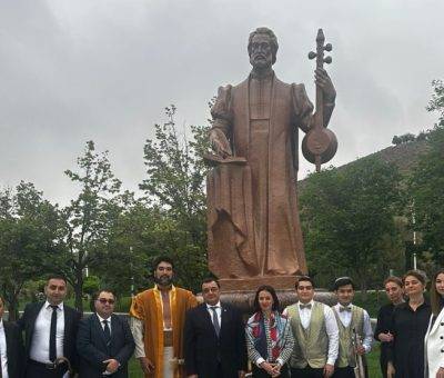 Սայաթ-Նովայի արձանը Աշխաբադում