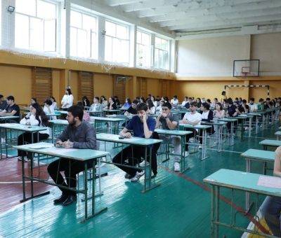 Դիմորդները քննություն են հանձնում