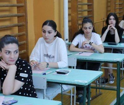 Դիմորդները քննություն են հանձնում