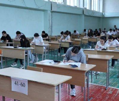 Դիմորդները քննություն են հանձնում