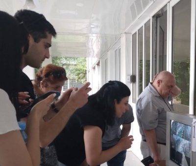 Ծնողներն էկրանին հետեւում են քննությանը