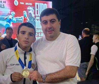 Սիմոն Սիմոնյանը` ձախից