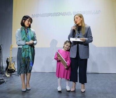 Ժաննա Անդրեասյանը «100 գաղափար Հայաստանի համար» մրցույթի հաղթողների պարգևատրման արարողության ժամանակ