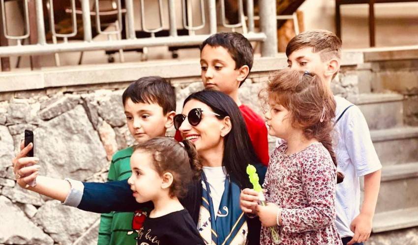 Մարդու իրավունքների պաշտպան Անահիտ Մանասյանը երեխաների հետ