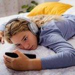 Աղջիկը հեռախոսով ու ականջակալներով