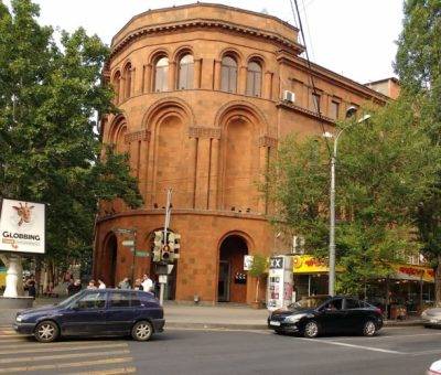 Մաշտոցի պողոտա 50 հասցեի շենքը (նախկին «Նաիրի» կինոթատրոնի շենք, 1952-1954 թթ.)