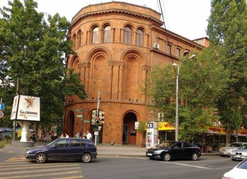 Մաշտոցի պողոտա 50 հասցեի շենքը (նախկին «Նաիրի» կինոթատրոնի շենք, 1952-1954 թթ.)