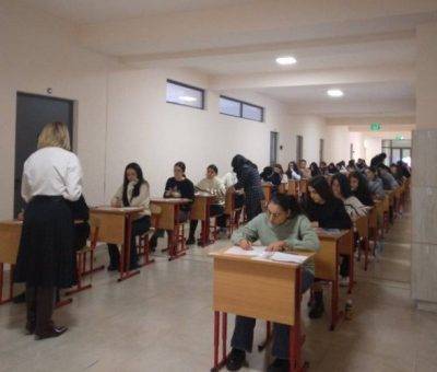 Երևանի Հակոբ Կարապենցի անվան թիվ 6 հիմնական դպրոցի քննական կենտրոնում րոպեներ հետո կմեկնարկի «Հայոց լեզու և հայ գրականություն» առարկայի միասնական քննությունը