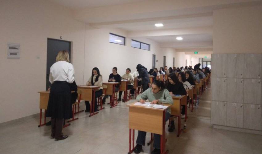 Երևանի Հակոբ Կարապենցի անվան թիվ 6 հիմնական դպրոցի քննական կենտրոնում րոպեներ հետո կմեկնարկի «Հայոց լեզու և հայ գրականություն» առարկայի միասնական քննությունը