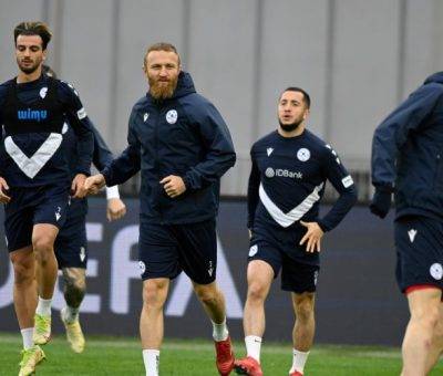 Վարազդատ Հարոյանը Հայաստանի ֆուտբոլի արզգային հավաքականի մարզման ժամանակ Թբիլիսիում