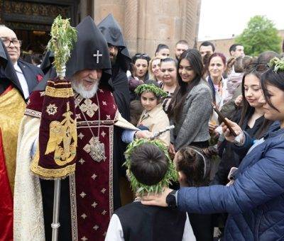 Մայր Աթոռ Սուրբ Էջմիածնում նշվել է Ծաղկազարդի տոնը, կատարվել է մանուկների օրհնության կարգ