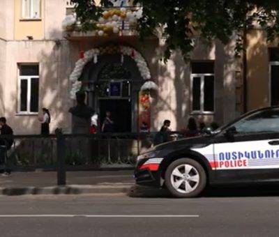 Ոստիկանության պարեկային ավտոմեքենա դպրոցի մոտ