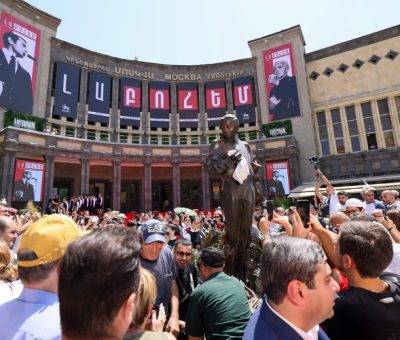 Ազնավուրի արձանը Երևանի Շառլ Ազնավուրի անվան հրապարակում