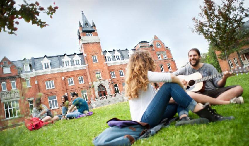 Բիշոփի համալսարանը Քվեբեկում (Կանադա)