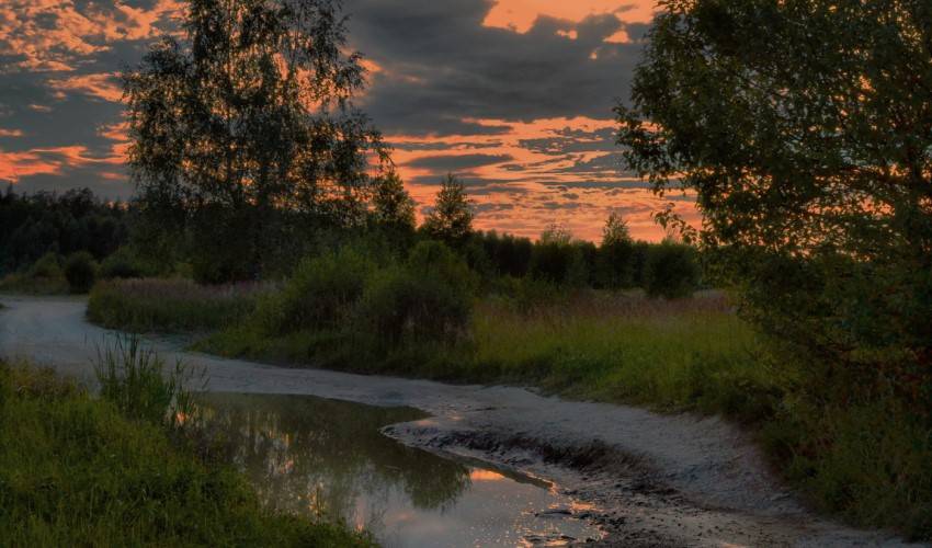 Գյուղական ճանապարհը երեկոյան