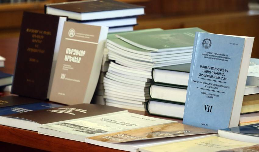 ՀՀ ԳԱԱ Արևելագիտության ինստիտուտը գրքեր է նվիրել մարզային ԲՈւՀ-երին