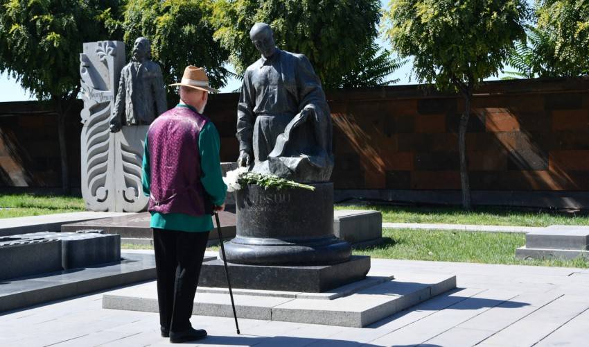 Այցելություն Կոմիտասի անվան պանթեոն՝ Կոմիտասի շիրիմին