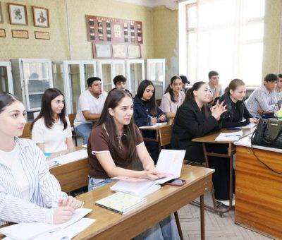 Բարձր դասարանի աշակերտները դասարանում