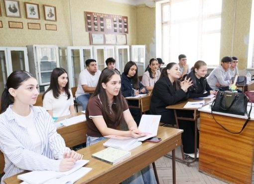 Բարձր դասարանի աշակերտները դասարանում