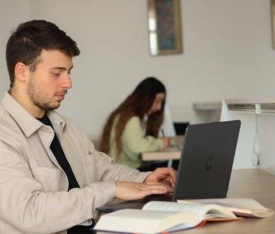 ԵՊՀ ֆիզիկայի ինստիտուտի ուսանող Հովհաննես Թումանյանը