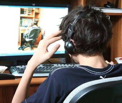 Պատանին համակարգչի մոտ