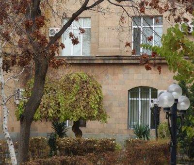 ԵՊՀ շենքը աշնանը