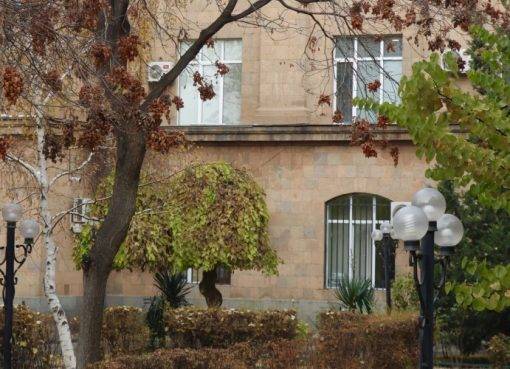 ԵՊՀ շենքը աշնանը