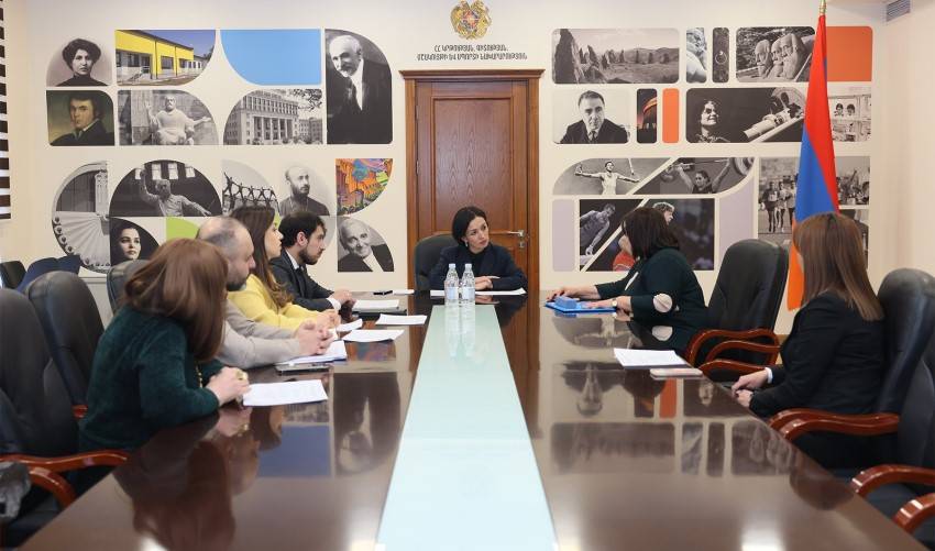 Ժաննա Անդրեասյանը հանդիպել է տեխնոլոգիա և հայոց լեզու դասավանդող ուսուցիչների հետ