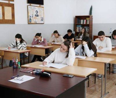 12-րդ դասարանցիները պետական ավարտական քննություն են հանձնում