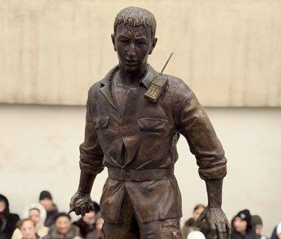 Ռոբերտ Աբաջյանի արձանը բացվեց նրա անունը կրող թիվ 147 դպրոցի բակում