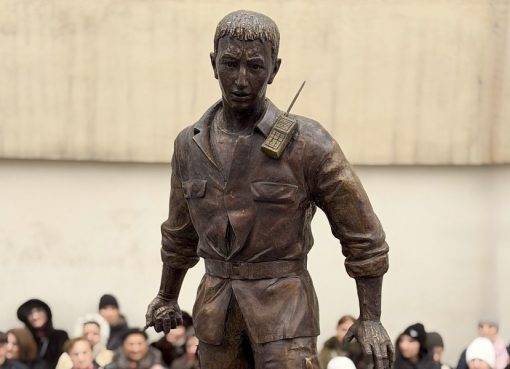 Ռոբերտ Աբաջյանի արձանը բացվեց նրա անունը կրող թիվ 147 դպրոցի բակում