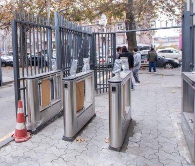 ԵՊԲՀ մուտքը` տուրնիկետային անցակետերով