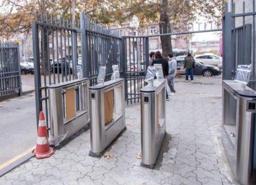 ԵՊԲՀ մուտքը` տուրնիկետային անցակետերով