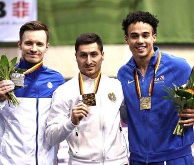 Մարմնամարզիկ Արթուր Ավետիսյան (կենտրոնում)