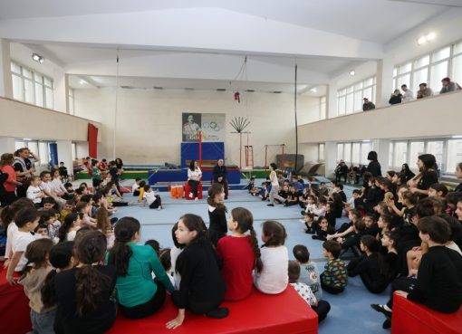 Մարզադպրոցի սաները գրքեր են ստացել փոխնախարարից