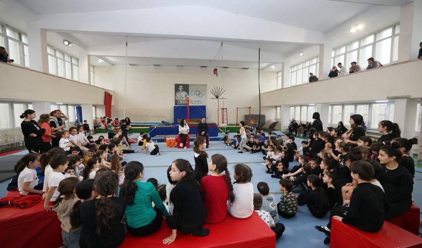 Մարզադպրոցի սաները գրքեր են ստացել փոխնախարարից