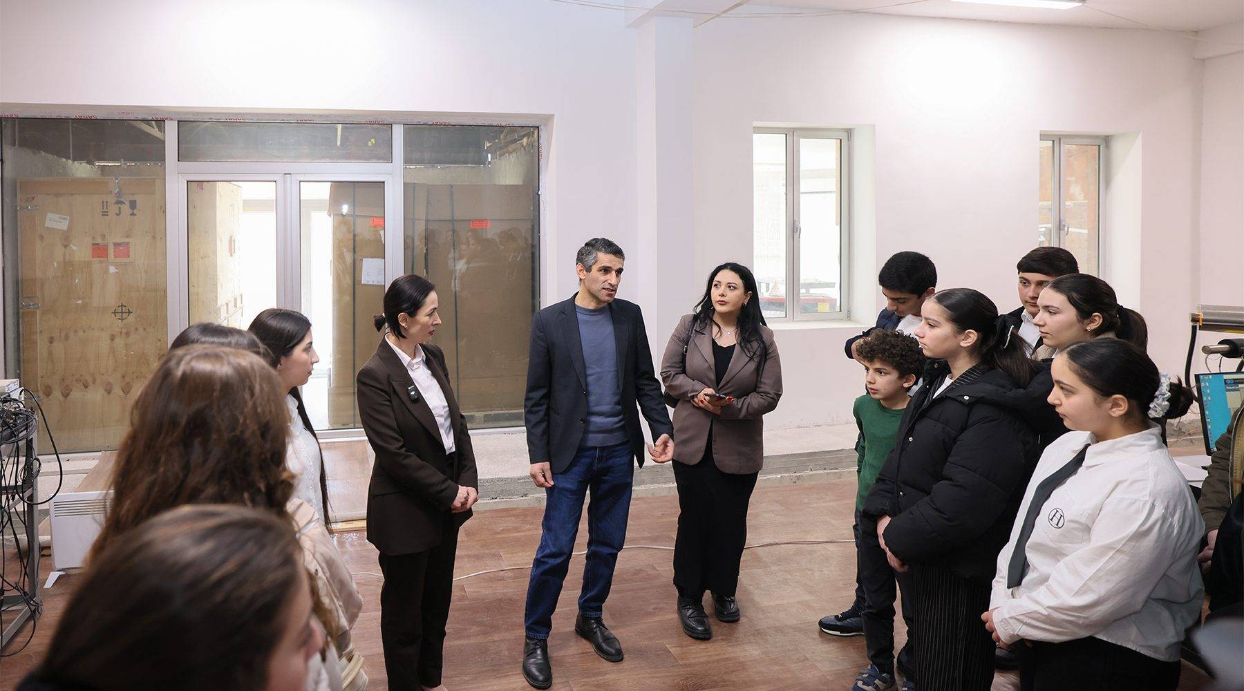 Ժաննա Անդրեասյանը դպրոցականների հետ այցելել է Քիմիական ֆիզիկայի ինստիտուտ