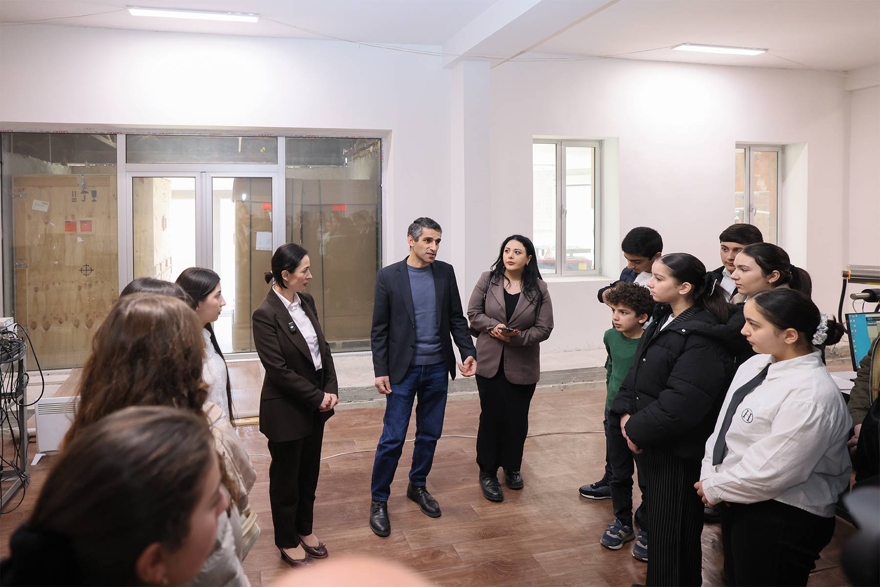 Ժաննա Անդրեասյանը դպրոցականների հետ այցելել է Քիմիական ֆիզիկայի ինստիտուտ